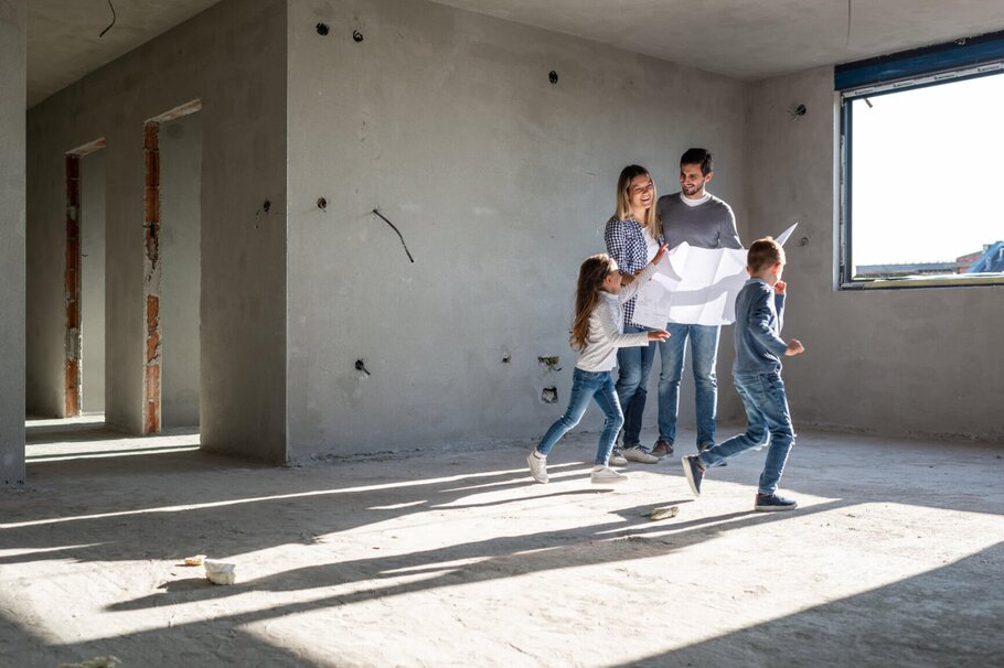 Junge Familie beim Hausbau