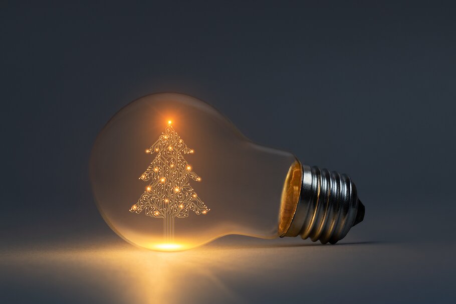Glühlampe mit Weihnachtsbaum
